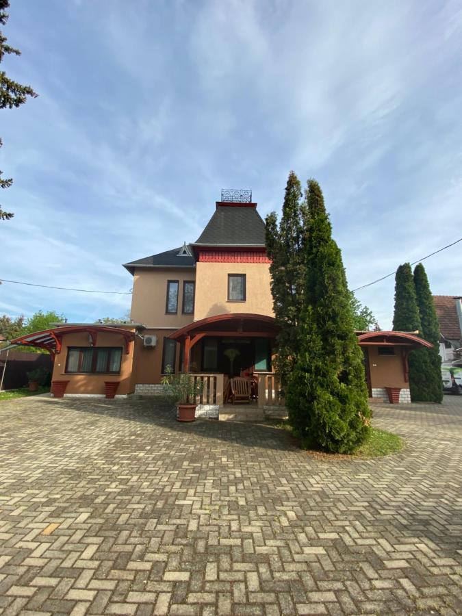 Feher Hattyu Panzio Орошгаза Екстер'єр фото
